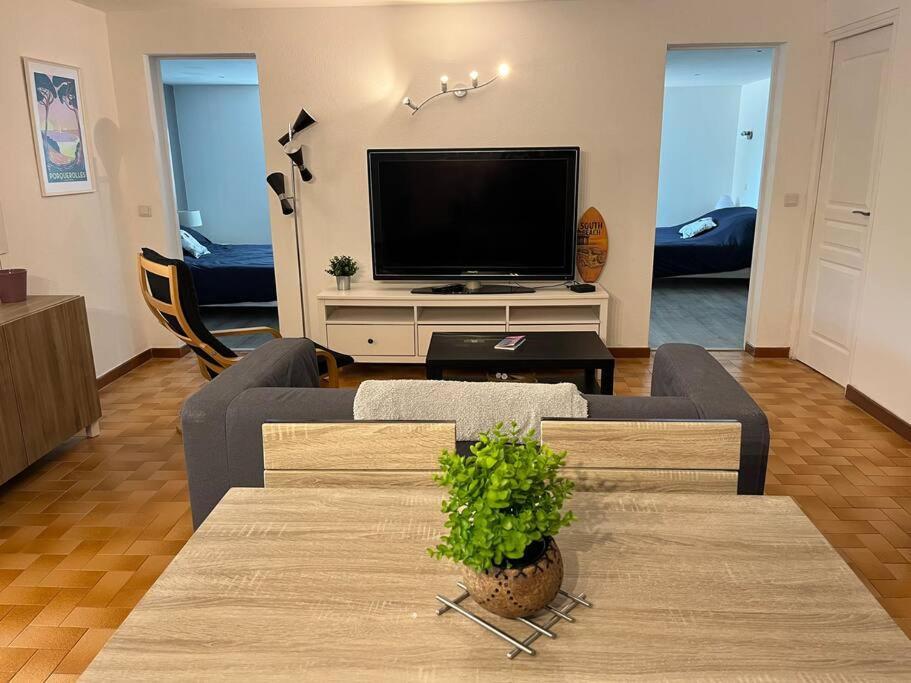 Bas De Villa 70M2 Independant Avec Espace Jacuzzi Prive Le Lavandou Zewnętrze zdjęcie